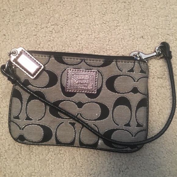 Host Pick 💕 AUTHENTIC Coach Wristlet Signature Canvas - Picture 2 of 11